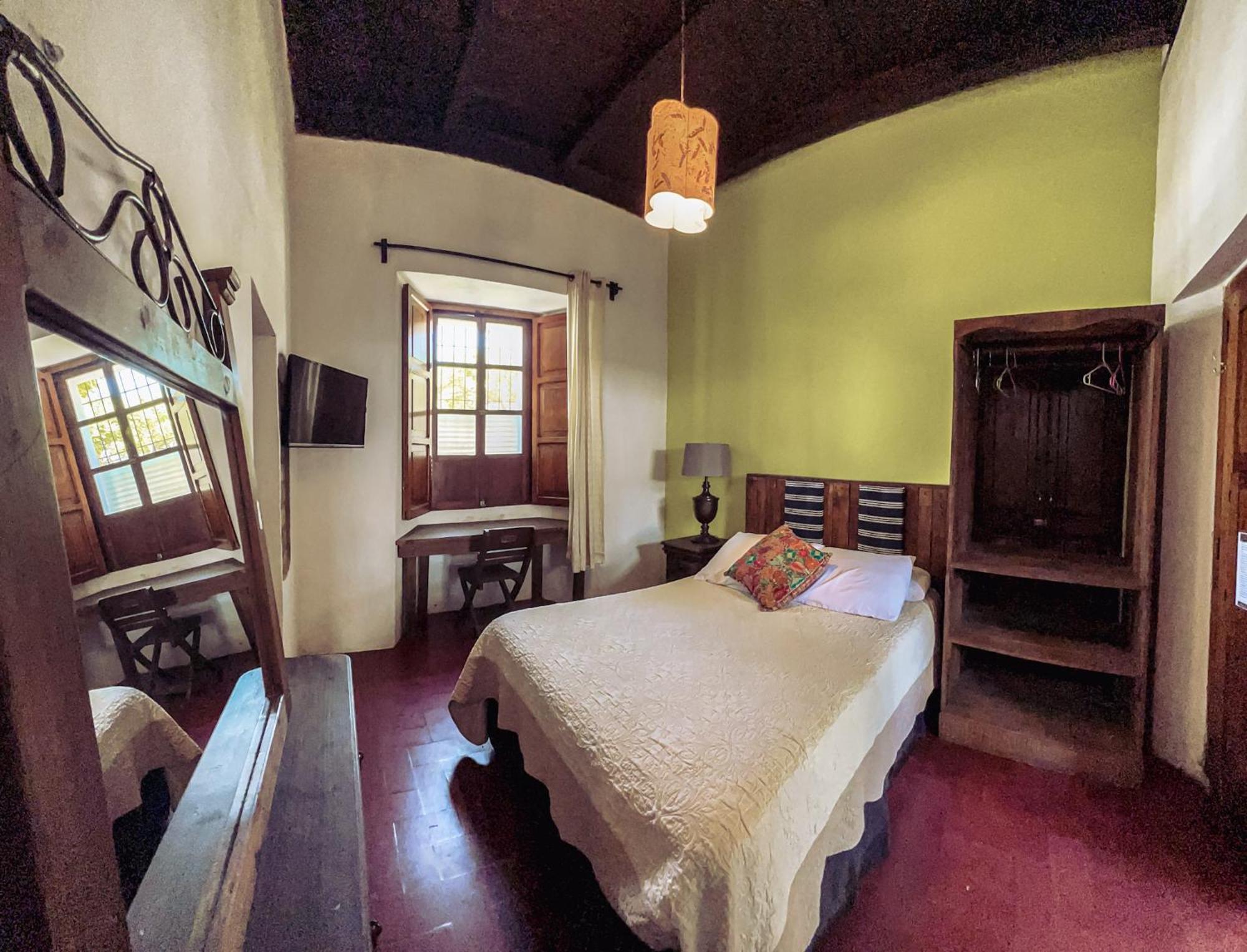 Hostal Antigueeno Antigua Exterior photo